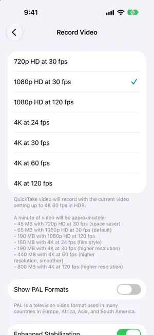 Impostazioni, Fotocamera, Registra video su iOS 27 con 1080p HD a 30 fps selezionato e una nota in fondo che indica circa 45 MB al minuto per il 720p, 65 MB per il 1080p a 30 fps, 190 MB per il 1080p a 120 fps, 150 MB per il 4K a 24 fps, 190 MB per il 4K a 30 fps, 440 MB per il 4K a 60 fps e 800 MB per il 4K a 120 fps