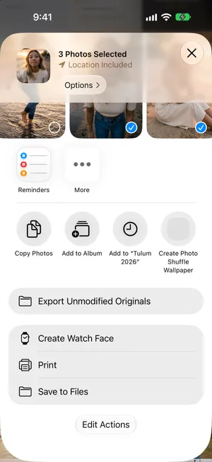 Il menu di condivisione di Foto con tre foto selezionate e Salva su File nell’elenco delle azioni